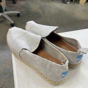 Tom’s new size 7 cranberry pull on sneakers